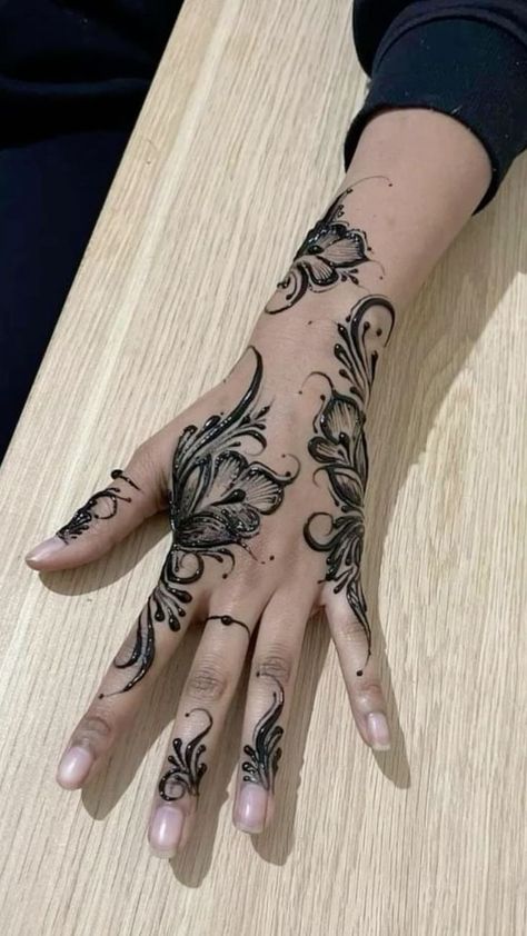 #henna #hennatattoo #hennadesign #hennainspiration #hennalove #hennalife #hennapattern #hennalook #hennalovers #hennainspo #hennatrend #hennalifestyle #hennalove #hennalookbook #hennalove #hennalove #hennalove Khaleeji Henna Designs, Eid Henna Design, Khaleeji Henna, Cute Henna Designs, Cute Henna Tattoos, Henna Style Tattoos, Tattoo Designs Hand, Henna Nails, Henna Inspired Tattoos