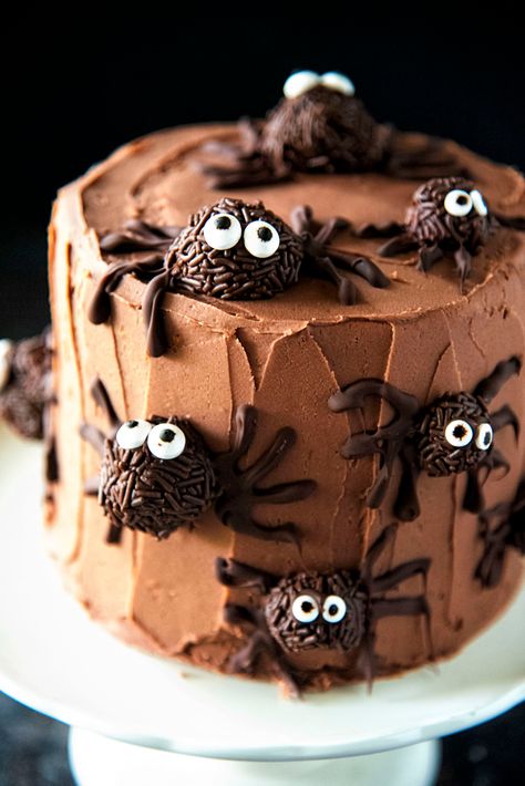 Chocolate Truffle Pumpkin Spider Cake Halloween Spider Cake, Spider Cake Birthday, Cibo Halloween, Halloween Chocolate Cake, Halloween Torte, Spider Cake, Chocolate Whoopie Pies, Mini Pecan Pies, Fudge Frosting