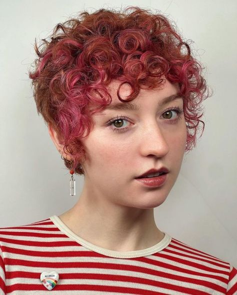 Short Curly Red Hairstyle with Pink Highlights Cherry Red Hair Color, Short Curly Crochet Hair, Pixie Cut With Highlights, Red Hairstyle, Tomboy Haircut, Red Hair Color Ideas, Loose Curly Hair, Red Hair With Highlights, Red Hair Inspiration