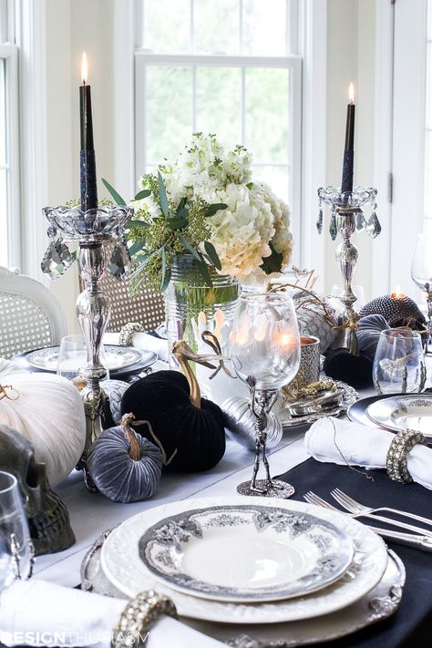 Black and White Table Top Ideas for an Elegant Halloween Dinner - designthusiasm.com Natural Fall Decor, Halloween Table Settings, Elegant Halloween Decor, Dekorasi Halloween, White Table Settings, Halloween Decor Diy, Halloween Tablescape, Halloween Party Dinner, Farmhouse Halloween