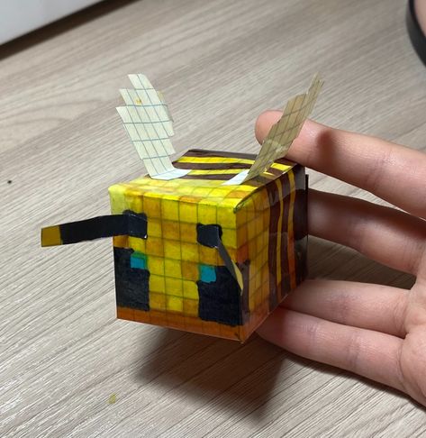 Bee Minecraft, Hammer Beads, Minecraft Paper, Minecraft Room Decor, Minecraft Bee, Minecraft Templates, Bee Template, Figet Toys, Minecraft Toys