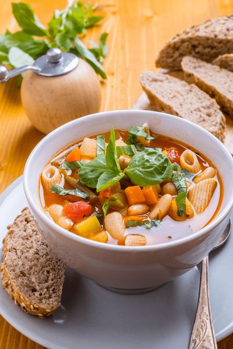 These easy Italian soup recipes are the perfect way to warm up! From gnocchi to minestrone to pasta fagioli, get a taste of Italy with these authentic soups. Sopa Toscana, Italian Minestrone Soup Recipe, Sopa Minestrone, Summer Soup Recipes, Italian Soup Recipes, Tuscan Soup, Summer Soup, Italian Soup, Minestrone Soup