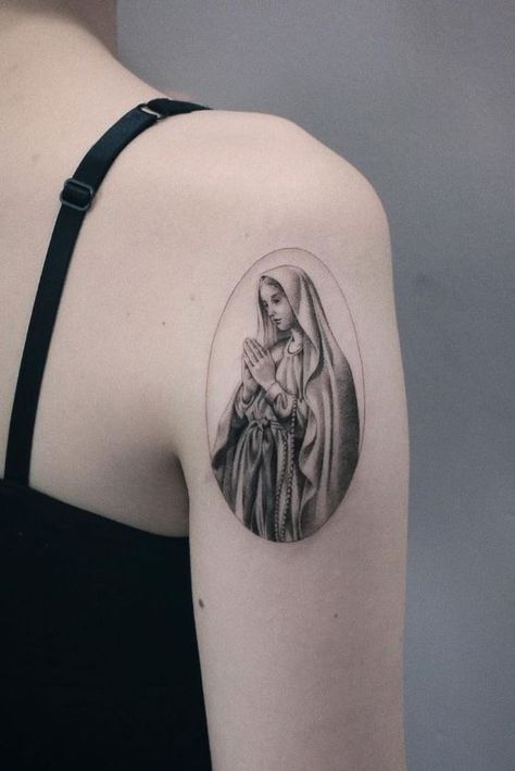 Catholic Mary tattoos with an explanation of their meanings: 50+ ideas in different styles with various elements for every taste. Bonus: the most popular tattoo spots. Virgin Mary Tattoo Shoulder, Mother Mary Tattoos, Black And Grey Tattoos For Men, Black And Grey Tattoos Sleeve, Mangas Tattoo, Catholic Tattoos, Virgin Mary Tattoo, Mary Tattoo, Sanskrit Tattoo