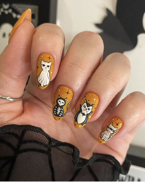 Halloween Mushroom Nails, Halloween Cat Nails Designs, Spooky Nails 2023, Vintage Halloween Nail Art, Casper Nails, Over The Garden Wall Nails, Vintage Halloween Nails, Halloween Character Nails, Jackolantern Nails