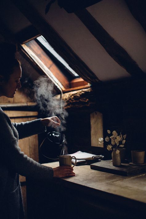 Acedamia Aesthetic, Cabin Coffee, Witchy Academia, Cosy Aesthetic, Snowy Cabin, Mini Photo Shoot, Cabin Aesthetic, Cottage Cabin, Cold Morning