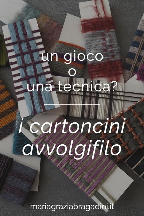 Cartoncini avvolgifilo: filati di colore e spessore diverso avvolti intorno ai cartoncini per la preparazione dei progetti di tessitura. Sewing Room, Fabric Crafts, Macrame, Weaving, Sewing, Fabric, Macramé