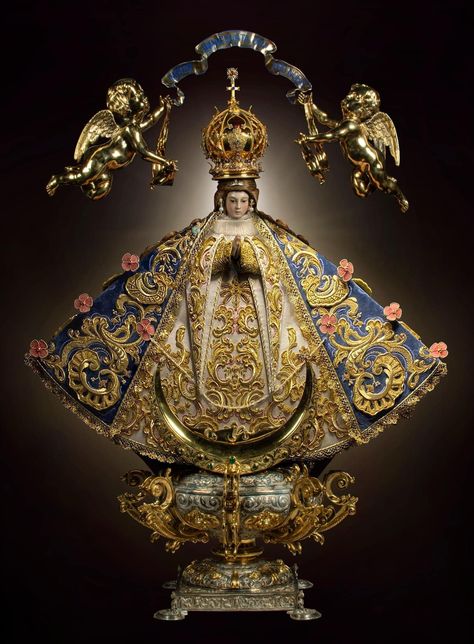 Virgen de San Juan de los Lagos - Wikipedia, la enciclopedia libre God The Mother, Holly Pictures, Virgin Mary Art, Catholic Pictures, High Priest, Mother Goddess, Catholic Faith, Christian Art, Virgin Mary