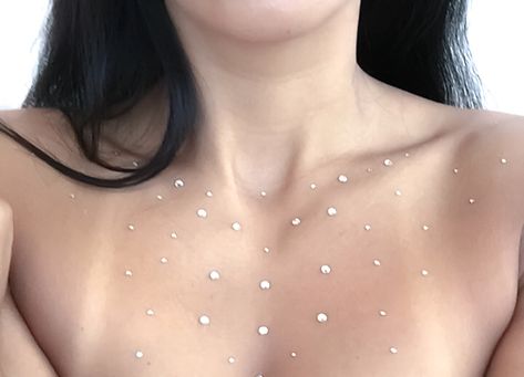 Glitter On Collar Bone, Body Jewels Stickers, Fairy Face Jewels, Body Gems Chest, Rhinestone Body Art, Eyebrow Gems, Waterfalls Photos, Chest Glitter, Lolla Outfits