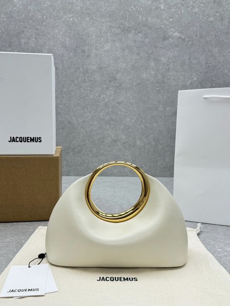 Okify Jacquemus Le Calino Small White Size 24x9.5x20cm
$1200 save 25% - Code : “ vip” + free gift , bag
$800 save 20% - Code : ”vip20” + sunglass, shoes...
$400 save 17% - Code :”c8” + earrings , hat Jacquemus Bag, Bag Trends, Clutch Bags, Free Gift, Gift Bag, Free Gifts, Clutch Bag, Gift Ideas, Sunglasses