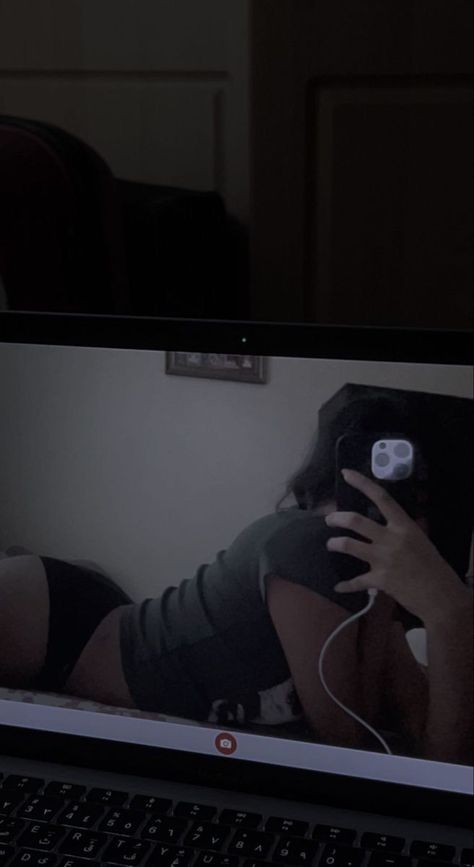 Fake Instagram Girlfriend, Fake Pictures For Girlfriend, Arch Photos Snap, Girl Selfi Miror, Back Arching Pose Snap, Arch Mirror Pic, Back Arching Pose Mirror, Mirror Arch Pics, Arch Latina