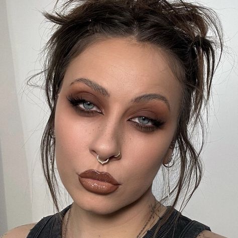 Smokey Grunge Makeup, Grunge Smokey Eye, Grunge Glam Makeup, Subtle Goth, Goth Mommy, Mom Makeup, Aesthetic Ethereal, Glam Eye Makeup, Funky Makeup