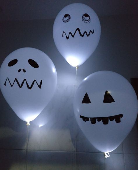 Globos fantasma con led para decorar tu fiesta de noche. Dibuja caras fantasmales en los globos con led blancos y crearás un efecto ideal para Halloween. Globos Halloween, Halloween Imagem, Mascaras Halloween, Fall Halloween Crafts, Jessica Rabbit, Halloween Deco, Flower Crafts, Fall Halloween, Halloween Crafts