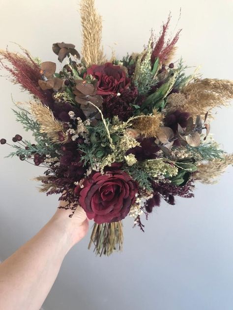 Crown Cake Topper, Wedding Flowers Decorations, Rustic Arrangements, Red Weddings, Bridal Bouquet Bridesmaid, Dried Flowers Wedding, Crown Cake, Bouquet Bridesmaid, Emerald Green Weddings