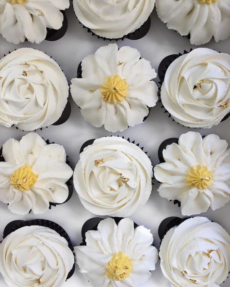 Daisy Theme Party Decorations, Daisy Bridal Shower Theme, Daisy Dessert Table, Daisy Baby Shower Ideas, Daisy Themed Baby Shower Ideas, Daisy Baby Shower Theme, Muffins Decoration, Cupcake Centerpieces, Daisy Cupcakes