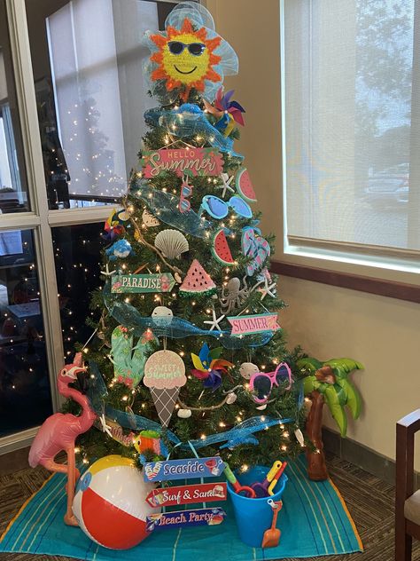 Pool Themed Christmas Tree, Aussie Xmas Decorations, Hawaiian Themed Christmas Tree, Hawaiian Christmas Parade Float Ideas, Hawaiian Christmas Theme, Summer Christmas Tree Ideas, Mexican Theme Christmas, Summer Christmas Decorations, Summer Christmas Tree