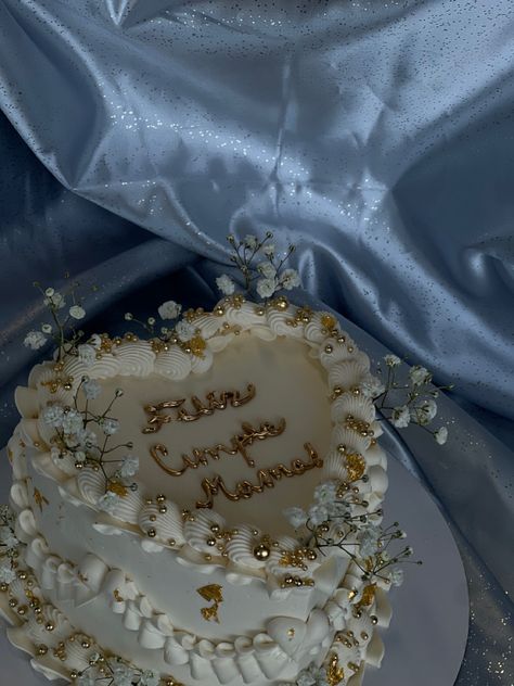 Grown Birthday Cake, 20 Fine Birthday Cake, Pretty White Birthday Cake, Cakes White And Gold, White And Gold Cake Ideas Birthday, 18th Birthday White And Gold, Golden Birthday Birthday Cake, Birthday Gold Theme, Bday Cake 20 Years