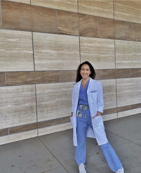 Dentist Outfit Female, Scientist Outfit Women, Female Doctor Outfit Medical, Med Student Outfit, Doctor Outfit Aesthetic, Woman Doctor Aesthetic, Dietician Aesthetic, Surgeon Outfit, Dietetics Student