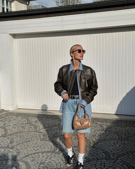 Denim Bermuda Shorts Outfit Street Style, Jeans Sneakers Outfit, Denim Bermuda Shorts Outfit, Denim On Denim Outfits, Sneakers Outfit Work, Denim Outfits, Denim On Denim, Instagram Creative, Sneakers