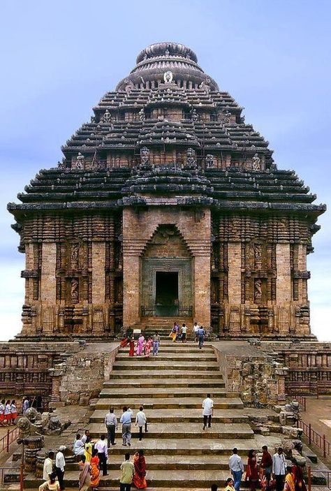 Konark Sun Temple | 1238–1264 CE | Konark, Odisha, India | Dedicated to the Hindu sun god Surya, what remains of the main temple is the smaller of two structures, the mandapa.  The other structure, a large shikara tower over the sanctuary, once rose much higher at over 200 feet. Indian Castle, Mandala Chakra, Sun Temple, Temple India, Indian Temple Architecture, India Architecture, Temple Photography, Ancient Indian Architecture, Amazing India