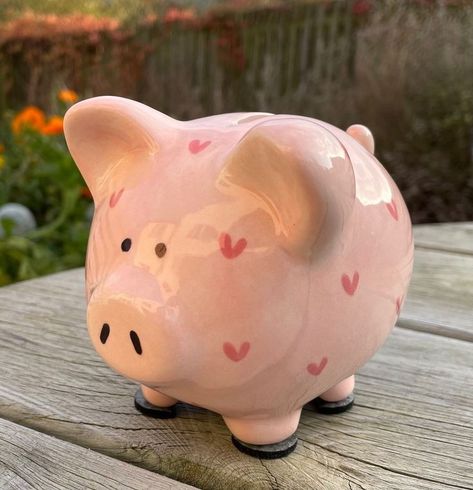 Pig Piggy Bank, Piggy Bank Decoration Ideas, Pink Piggy Bank Aesthetic, Clay Piggy Bank Painting Ideas, Piggy Bank Clay Ideas, Cute Piggy Banks Aesthetic, Pottery Painting Piggy Bank, Hand Painted Piggy Bank, Ceramic Piggy Bank Ideas