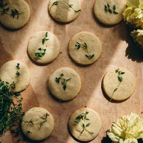 Lemon thyme shortbread cookies - Medicinal Tea Blends, Thyme Shortbread, Homemade Milk Chocolate, Lavender Shortbread Cookies, Cottage Pie Recipe, Herbal Tea Garden, Decadent Food, Medicinal Tea, Lemon Custard