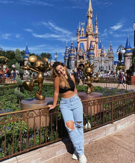 Orlando Outfit Ideas, Imagica Theme Park Outfits, Orlando Disney World Outfit, Theme Park Poses, Orlando Photo Ideas, Poses For Disney Pictures, Orlando Florida Aesthetic Outfits, Epcot Couple Pictures, Walt Disney World Pictures Ideas