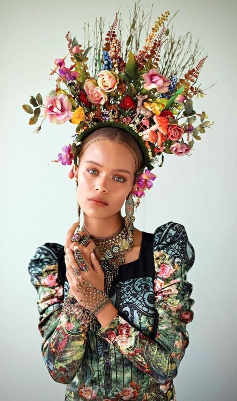 Geek Outfit, Aventura Florida, Iron Sculpture, Floral Headdress, Flower Costume, Flower Headdress, Headpiece Diy, Michal Negrin, Mode Kimono