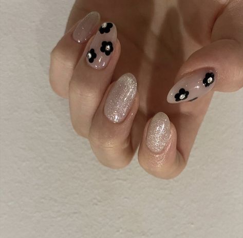 Kpop Idols Short Nails, Shorts Nails Design, Sandy Liang Nails, Long Nails Art, Sunflower Nail, Sunflower Nail Art, Henna Nails, Classy Lifestyle, Princess Beauty