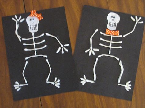 Preschool Crafts for Kids*: Halloween Q-tip Skeleton Craft Skeleton Craft, Halloween Arts And Crafts, Halloween Preschool, Adornos Halloween, Festive Crafts, Q Tip, Halloween Crafts For Kids, Classroom Crafts, Theme Halloween