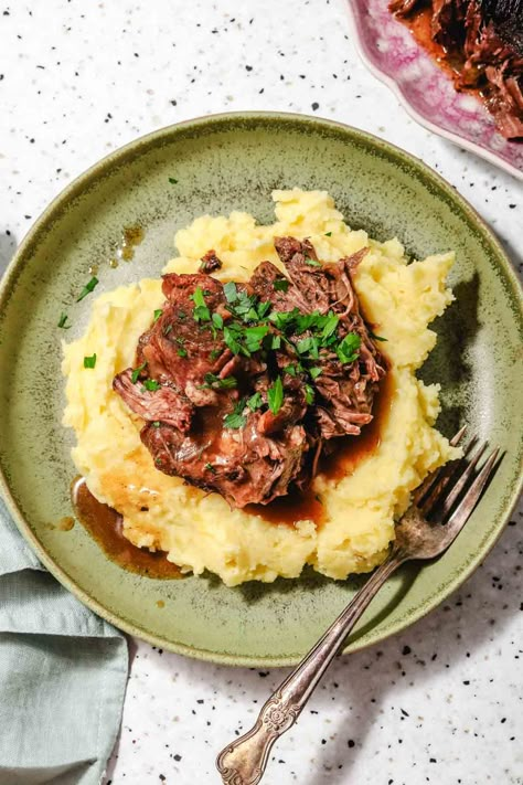 Oven Braised Chuck Roast (Easy & Fall Apart) Braised Chuck Roast, Ramadan Recipes Iftar, Easy Roast, Cuts Of Beef, Leftover Beef, Cauliflower Mashed Potatoes, Braised Short Ribs, One Pot Dinner, Beef Chuck