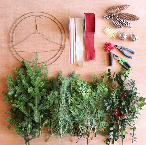 Wreath Making Party, Navidad Natural, Natural Christmas Wreaths, Christmas Wreath Decor, Holiday Swag, Easy Diy Wreaths, Christmas Wreaths Diy Easy, Christmas Swag, Easy Christmas Wreaths