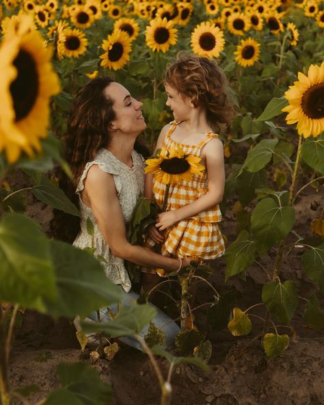 I just had to share more from this session of this family at the sunflower fields! Look at this mama and her lovely littles! I couldn’t help but share how cute they are! Sunflower Mini Session, Mini Session Themes, Sunflower Family, Family Mini Sessions, Disney Wedding Theme, Mother Daughter Photography, Sunflower Field, The Sunflower, Fields Photography