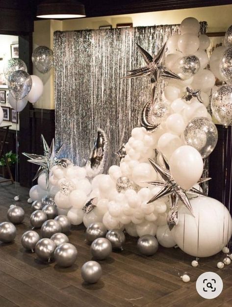 Silver Theme Party Decoration, 16th Birthday Balloons, Starry Night Prom, Silver Balloons, Deco Ballon, Disco Party Decorations, Prom Themes, 50th Birthday Decorations, Prom Decor