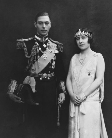 George VI and Queen Elizabeth Lotus Flower Tiara, Royal Photography, The Queen Mother, Royal Family Pictures, Rainha Elizabeth Ii, Queen Mum, King George Vi, Flower Tiara, Elisabeth Ii