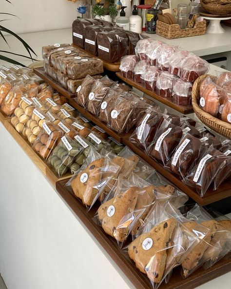 Pastry Packing Ideas, Small Cake Display, Farmers Market Bakery Packaging, Packaged Food Display, Cafe Baked Goods Display, Cafe Cookies Display, Drop Cookie Packaging, Bakery Set Up Display, Baked Goods Aesthetic Packaging