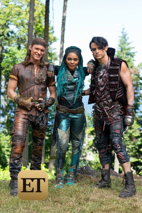 Trio Halloween Costumes Pirates, Uma Descendants Outfit, Uma Descendants Aesthetic, Descendants Pirates, Descendants Shifting, Descendants Uma, Cameron Boyce Descendants, Uma Descendants, Descendants Disney