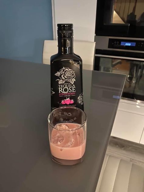 Rum Drinks Recipes, Tequila Rose, Pretty Alcoholic Drinks, Rum Drinks, Pretty Drinks, Strawberries And Cream, Mixed Drinks, Tequila, Vodka Bottle