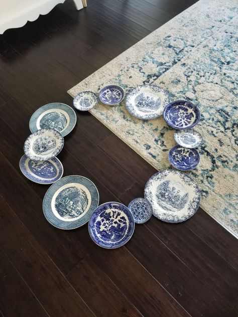 Blue And White Plate Wreath, Plate Wreath Diy, Plate Wreaths, Blue Willow Decor, Plate Wreath, Diy Plate Rack, Teacup Crafts, Blue Transferware, Blue Wreath