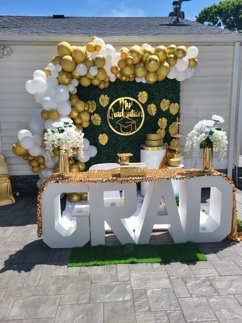 Graduation Party White And Gold, Graduation Party Ideas Black People, Backyard Grad Party Ideas, Gold And White Graduation Party, Graduation Table Setting, Graduation Party Backyard, Graduation Decorations Centerpieces, Graduation Party Planner, Homemade Graduation Gifts