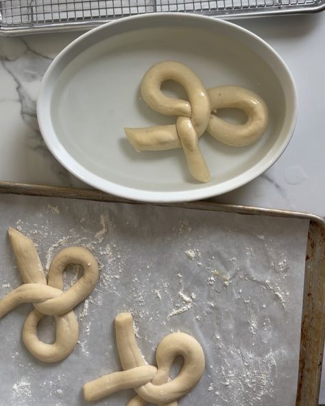 Pretzel Aesthetic, Pretzel Business, Pretzel Shapes, Pretzel Ideas, Baked Pretzels, Butter Pretzels, Pretzel Recipe, Pretzel Shape, Bread Art