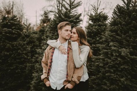 Christmas Tree Farm Couple Photos Outfit, Couples Outdoor Christmas Photos, Christmas Photo Couple Outfit, Tree Farm Couple Pictures, Tree Farm Photo Shoot Couple, Christmas Card Couple Pictures, Couple Christmas Pictures Outdoors, Christmas Photoshoot Couples, Couple Christmas Photos