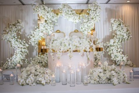 Bridal Table Flowers, Head Table Wedding Backdrop, Luxury Wedding Centerpieces, Ballroom Wedding Reception, Bride Groom Table, Head Table Wedding, Sweetheart Table Wedding, Wedding Reception Design, Wedding Backdrop Design