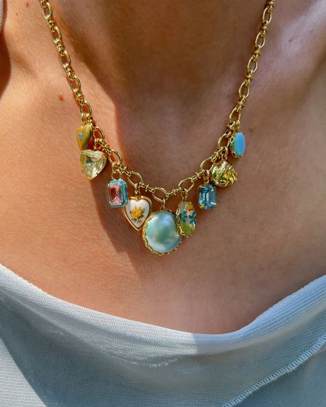 Cool Gold Necklaces, Charm Necklace Outfit, Different Clothing Aesthetics, Diy Charm Necklace, Charm Necklace Aesthetic, Charm Necklace Ideas, Beach Pastel, Charm Necklace Diy, Jewelry 2024