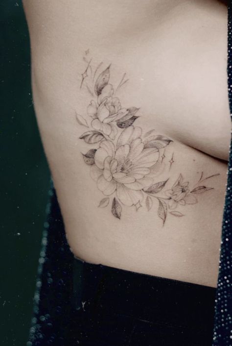 Flower Tattoo On Ribs, Side Tattoos Women, Tattoos On Side Ribs, Underboob Tattoo Designs, Ray Tattoo, Rib Tattoos For Women, Feminine Tattoo Sleeves, Underboob Tattoo, Side Tattoos