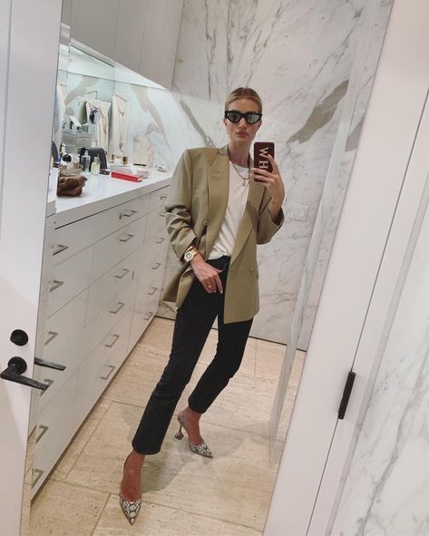 Amina Muaddi:  Rosie Huntington-Whitely wears Amina Muaddi heels Minimalism Clothes, Rosie Huntington Whiteley Style, Rosie Hw, Trench Beige, Oversized White Shirt, Dark Grey Jeans, Zara Bodysuit, Mode Hippie, Rosie Huntington