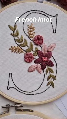 Hand Embroidery Letters, Embroidery Hoop Art Diy, Diy Embroidery Designs, Hand Embroidery Patterns Flowers, Floral Embroidery Patterns, Hand Embroidery Videos, Diy Embroidery Patterns, Basic Embroidery Stitches, Flowers Embroidery