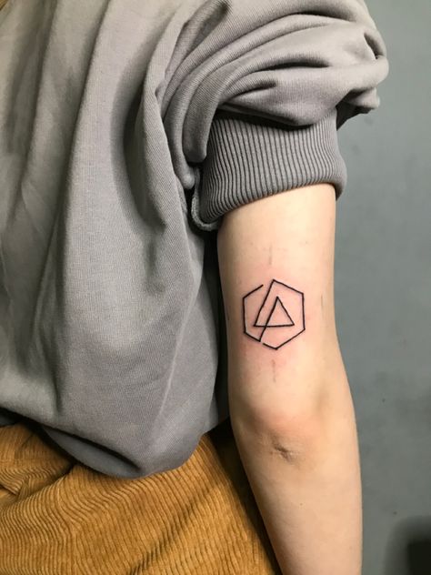 tattoo ; hand ; linking park; rock tattoo; small tattoo Linkin Park Logo Tattoo, Linkin Park Tattoo Ideas, Korn Tattoo, Linkin Park Tattoo, Chester Bennington Tattoo, Lp Tattoo, Linkin Park Hybrid Theory, E Tattoo, Music Tattoo