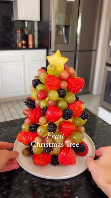 Healthy Christmas Food, Fruit Christmas, Fruit Christmas Tree, Healthy Christmas Recipes, Charcuterie Board Cheese, Fruit Nutrition, Party Serving, Christmas Fruit, Board Charcuterie