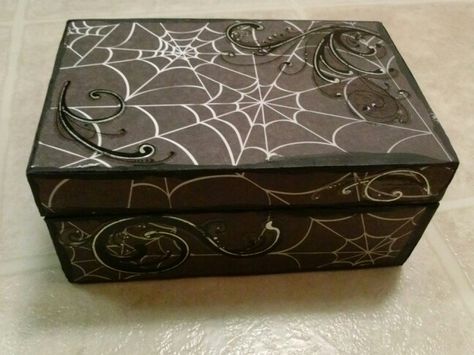 Gothic jewelry box front. Halloween Jewelry Box Diy, Box Painting Ideas Aesthetic, Wooden Jewelry Box Painting Ideas, Wooden Box Painting Ideas, Gothic Box Design, Goth Jewelry Box Diy, Gothic Jewelry Box, Box Regalo, Gothic Jewelry Box Makeover