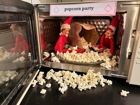 Elf With Popcorn, Popcorn Elf On The Shelf, Elf Popcorn Ideas, Elf Popcorn, Elf Things, Elf 2023, Elf Classroom, Elf Ideas Easy, Elf Shelf